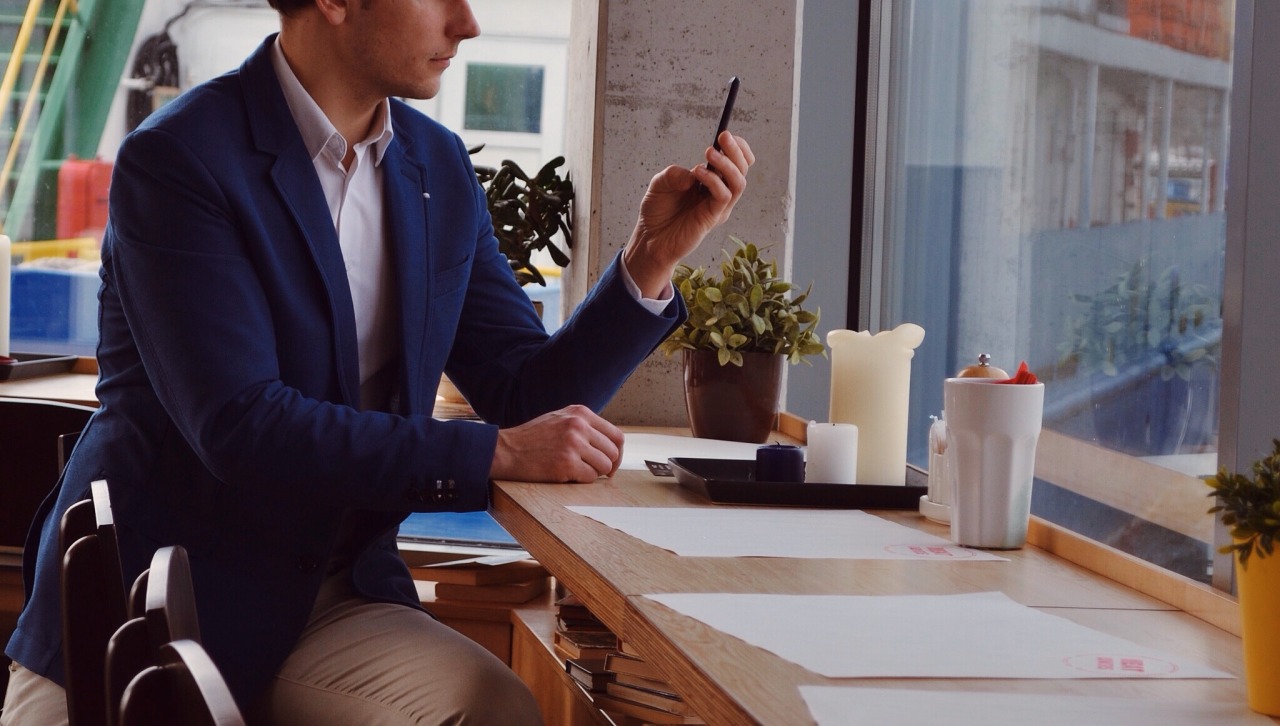 Je bekijkt nu 7 op de 10 Belgen stoort zich aan smartphonegedrag tijdens een gesprek
