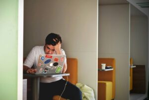 Lees meer over het artikel 1 op 3 Vlamingen ooit gepest op het werk
